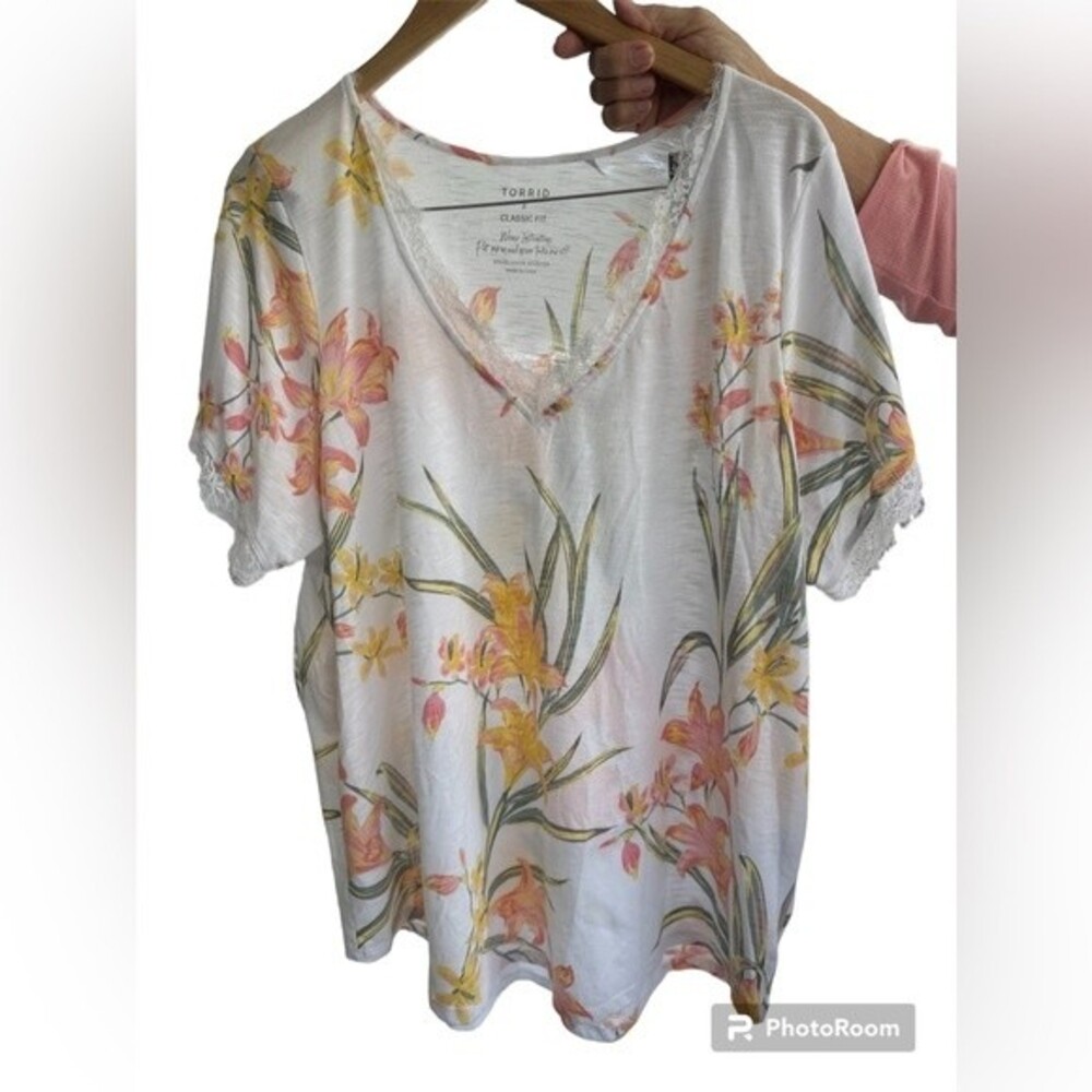 Torrid Classic fit Feather Soft Slub Lace Trim V Neck Tee Size 3 Pre Owned.
